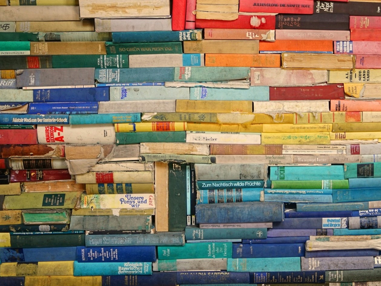 Bücherwand (c) R. Anusch