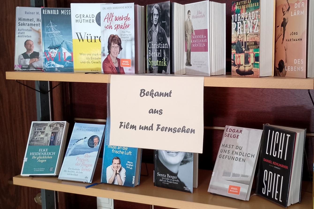 Thematische Buchausstellung in unserer Bücherei (c) Heinz Seipel