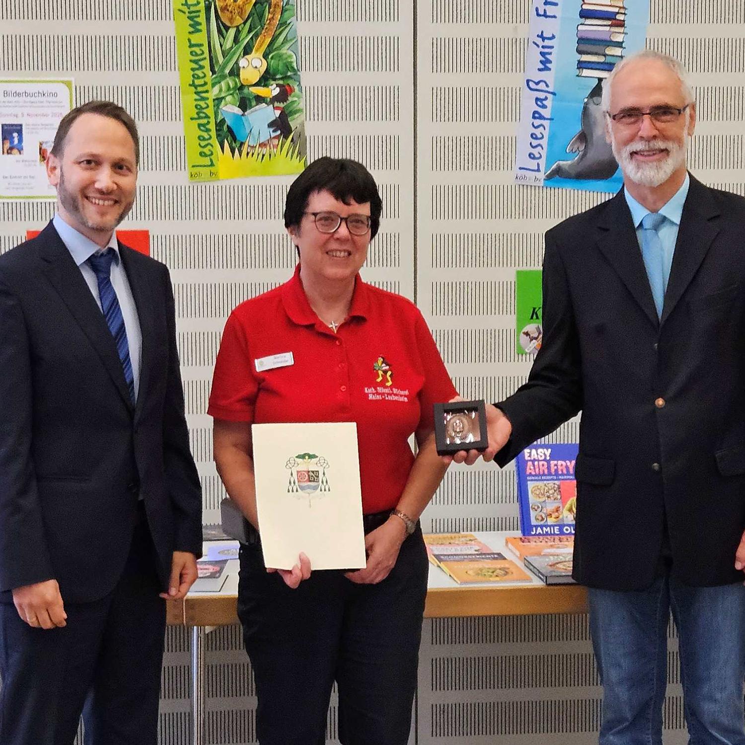 von links: Marcel Schneider (Fachstelle für Katholische Büchereiarbeit im Bistum Mainz), Martina Schneider (Leitung KÖB Mainz-Laubenheim) und Dr. Thomas Linden (stv. Vorsitzender des Kirchenverwaltungsrats Mainz-Laubenheim)