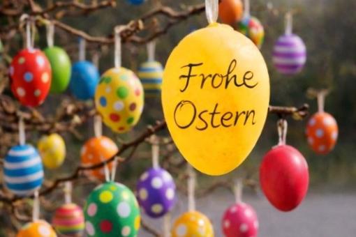 Bild mit Ostereiern, auf einem Ei steht der Text Frohe Ostern