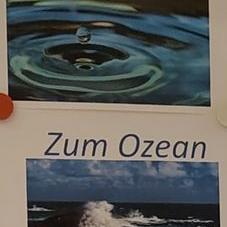 Vom Tropfen zum Ozean - ein Tropfen, der ins Wasser fällt und ein Bild von einer Küste