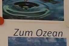 Vom Tropfen zum Ozean - ein Tropfen, der ins Wasser fällt und ein Bild von einer Küste