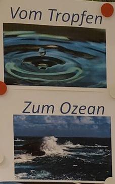 Vom Tropfen zum Ozean - ein Tropfen, der ins Wasser fällt und ein Bild von einer Küste