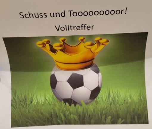 Schuss und Toooor! Ein Fußball mit Krone