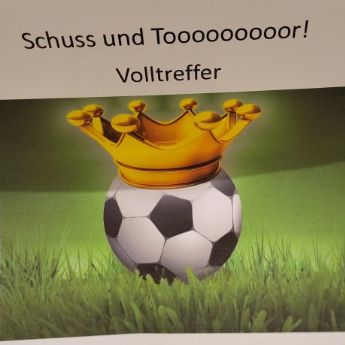Schuss und Toooor! Ein Fußball mit Krone