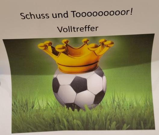 Schuss und Toooor! Ein Fußball mit Krone