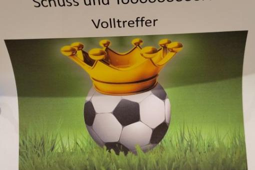 Schuss und Toooor! Ein Fußball mit Krone