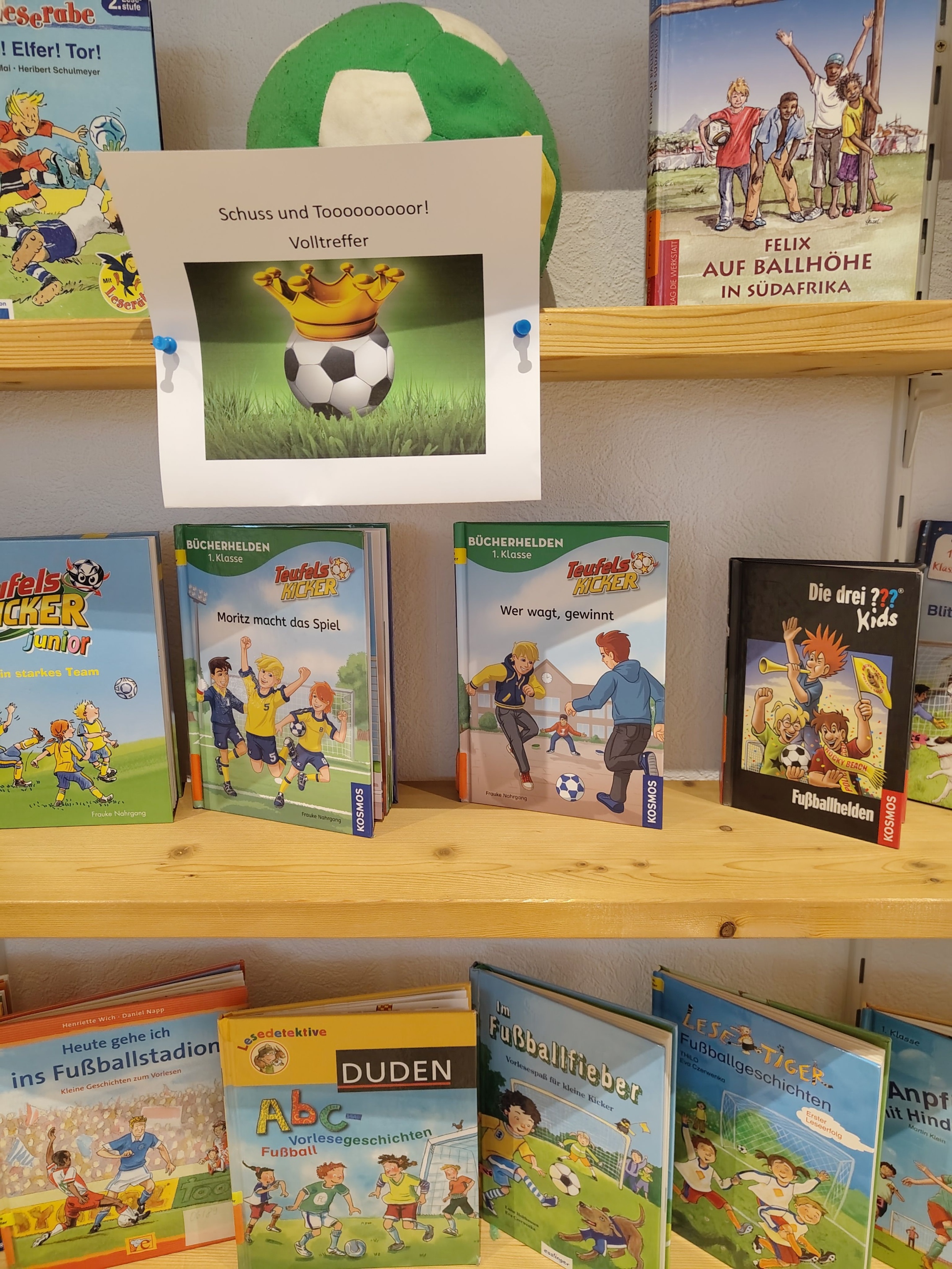 Ein Regalwand mit Bücher