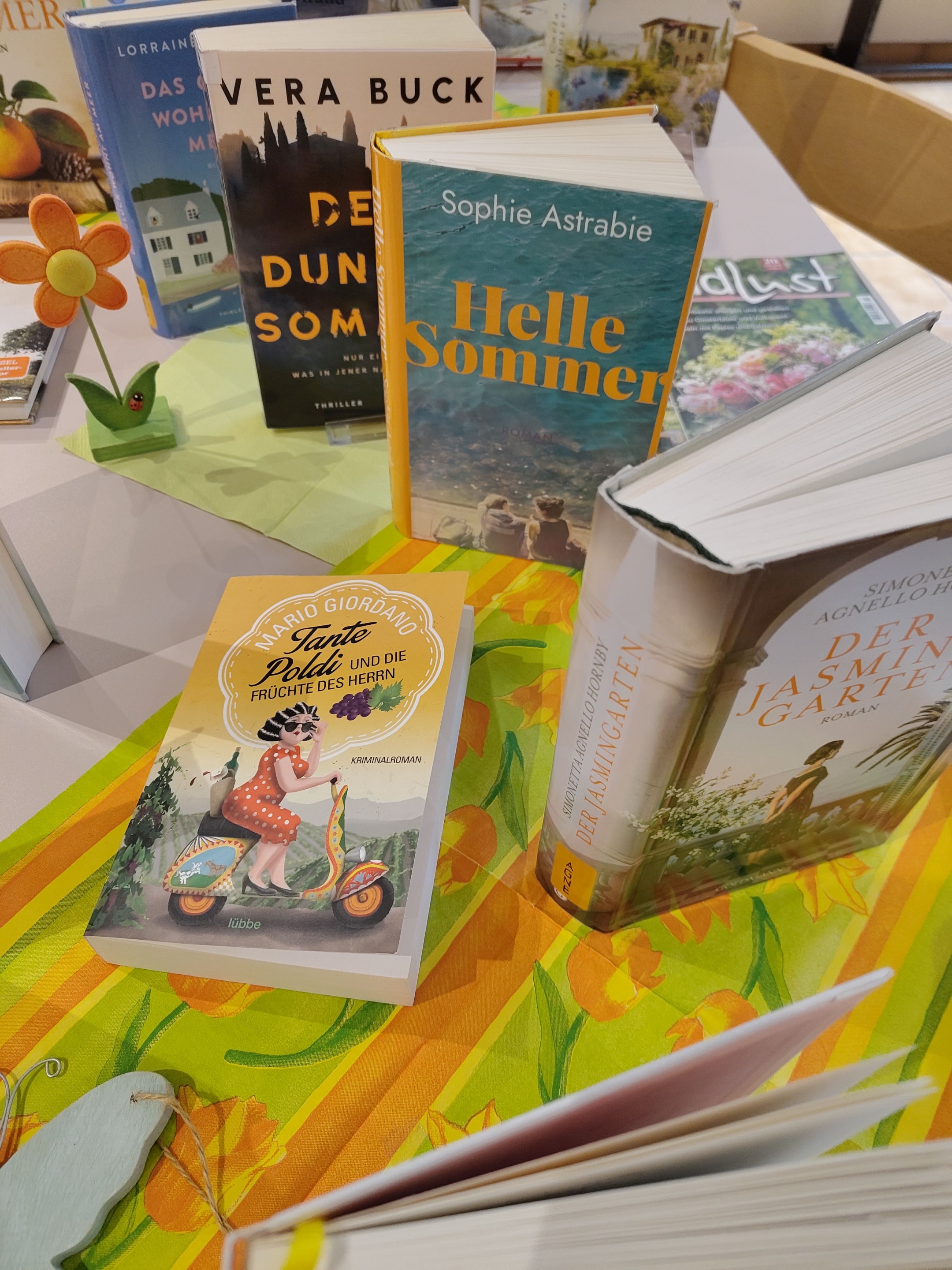 Einige Bücher werden auf einem Tisch präsentiert