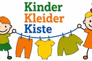 Zwei Kinder halten eine Wäscheleine mit drei Kleidungsstücken