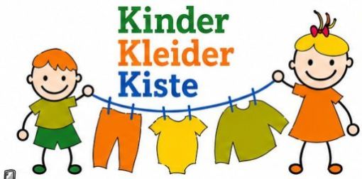 Zwei Kinder halten eine Wäscheleine mit drei Kleidungsstücken