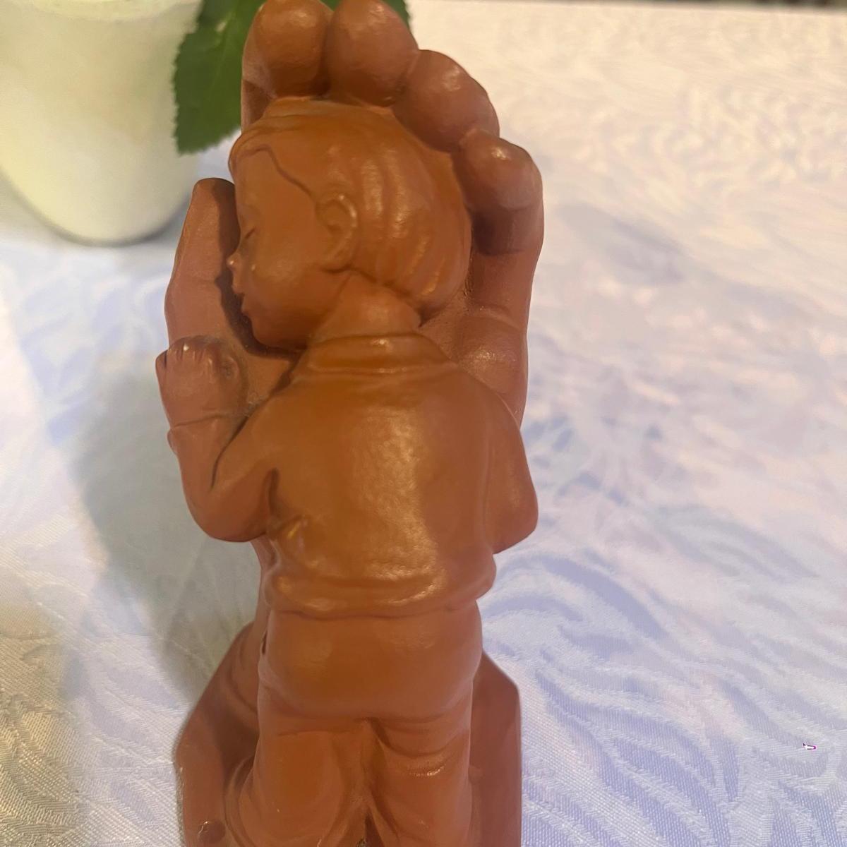 Ein Kind schmiegt sich in eine Hand
