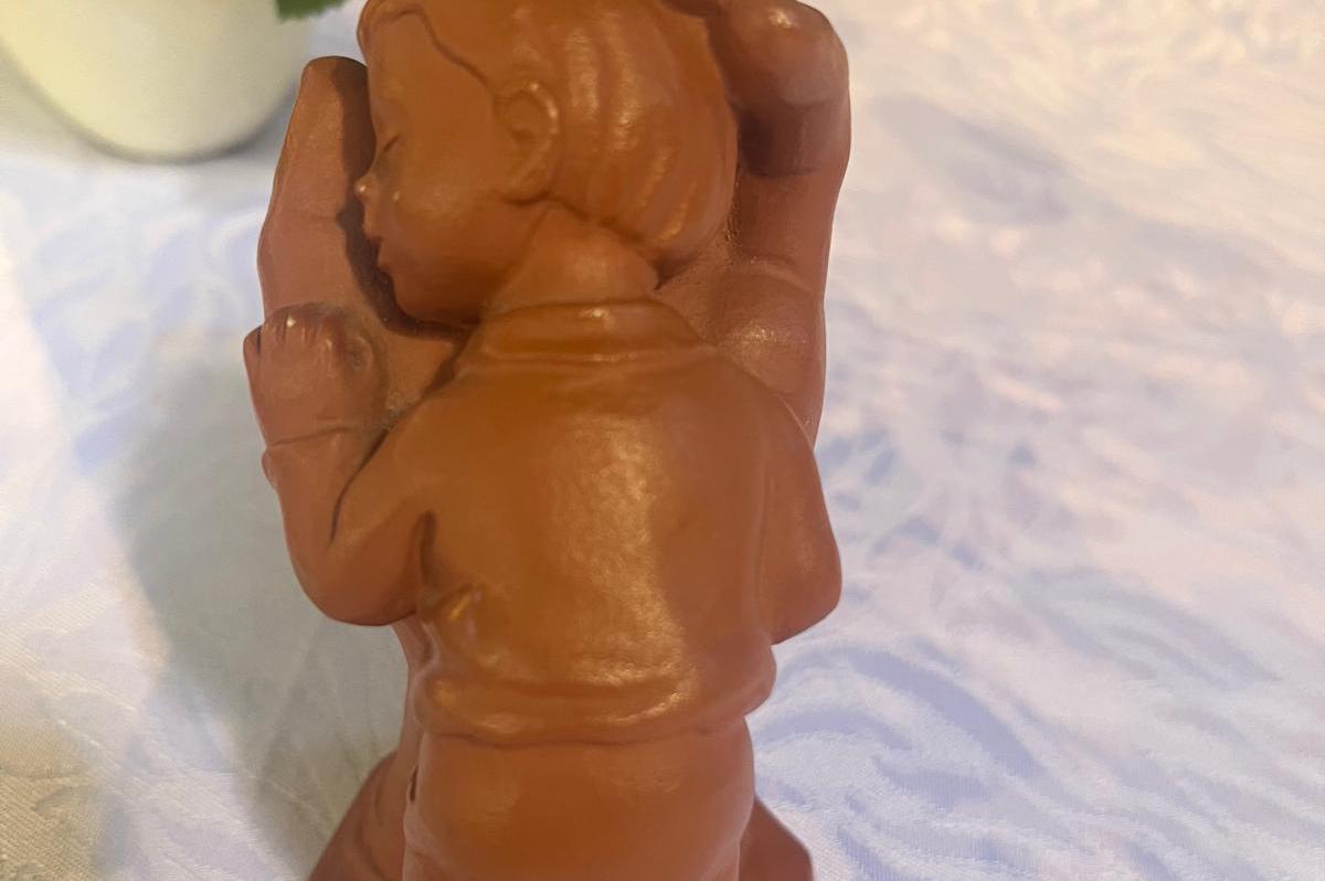 Ein Kind schmiegt sich in eine Hand