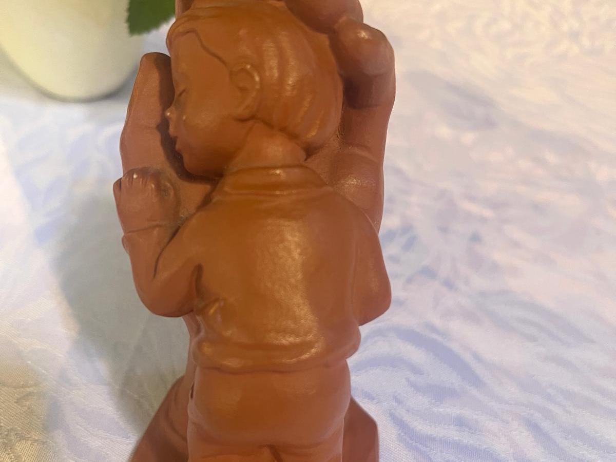 Ein Kind schmiegt sich in eine Hand