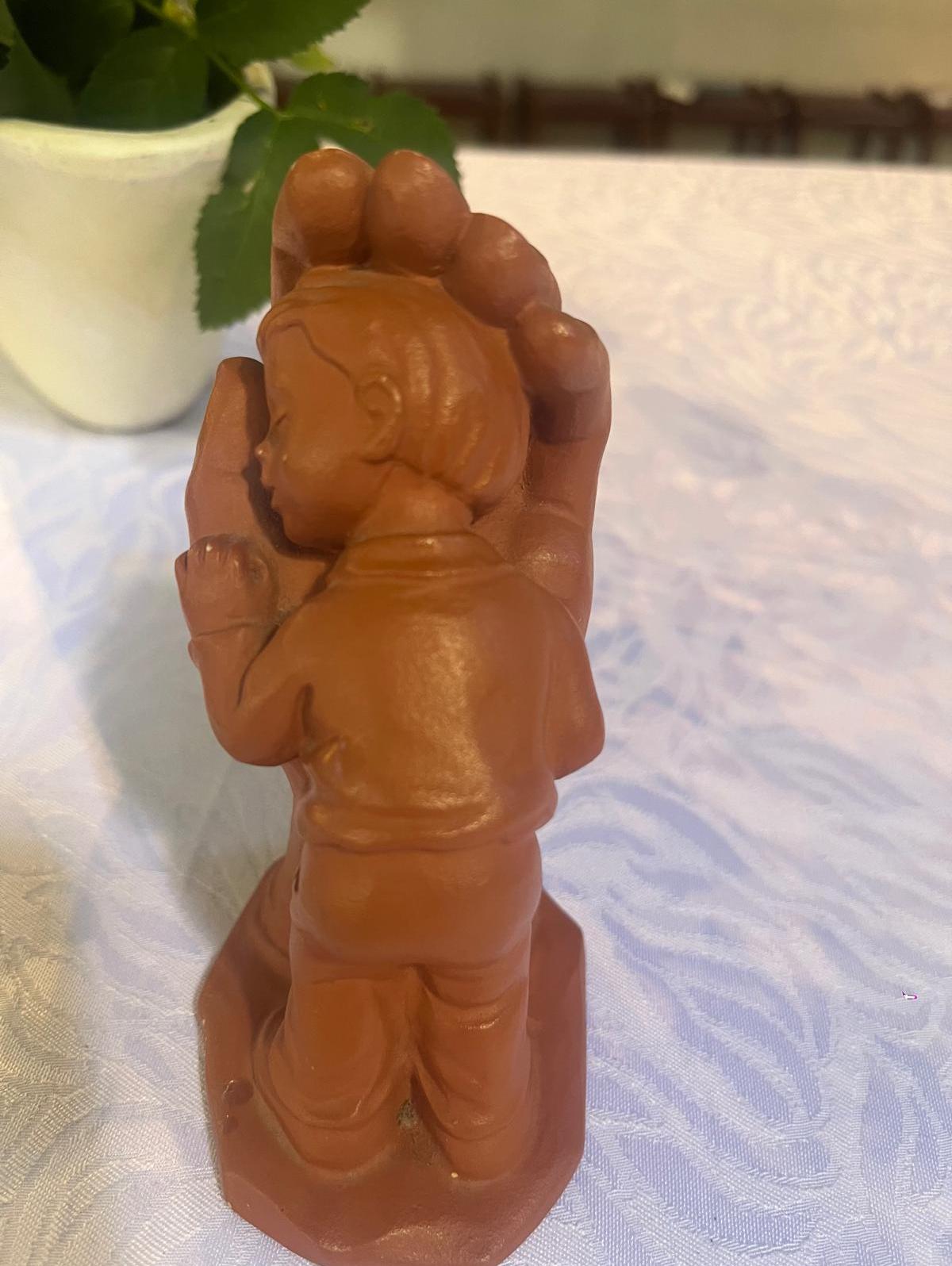 Ein Kind schmiegt sich in eine Hand