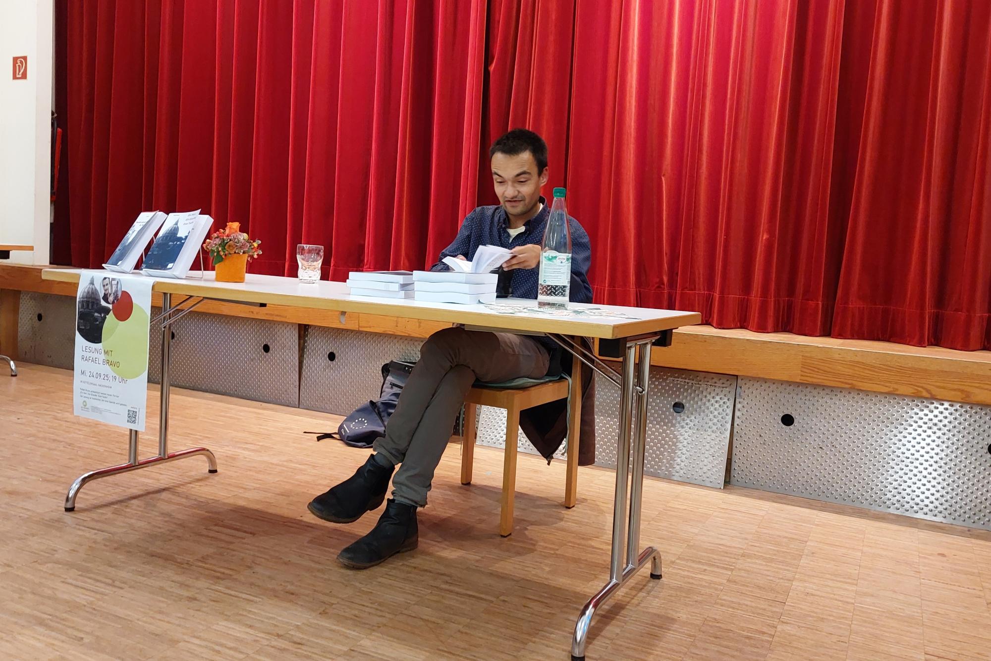 Rafael Bravo liest vor