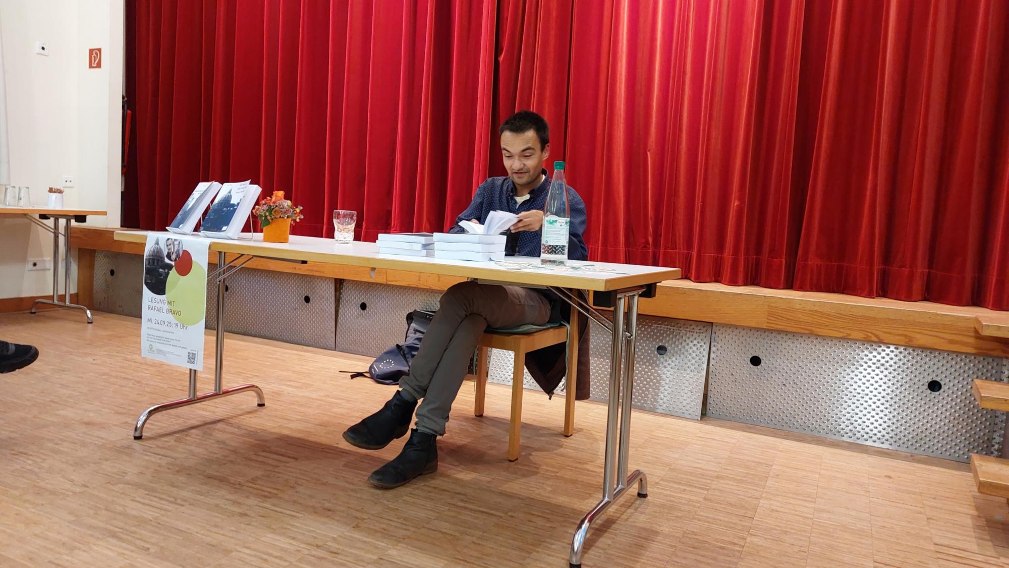 Rafael Bravo liest vor