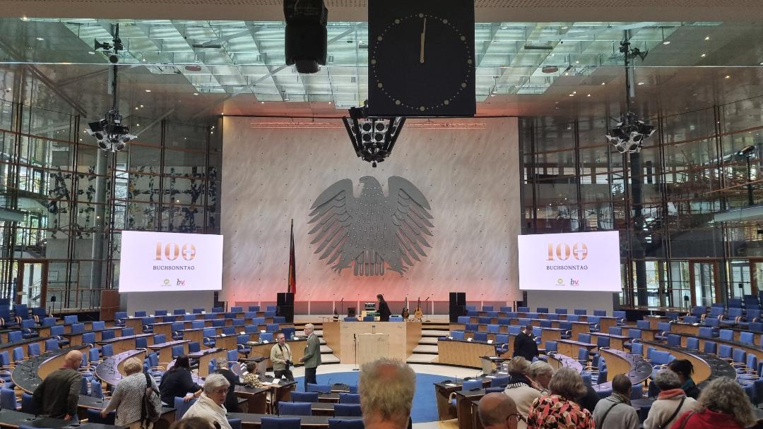 Buchsonntag 2025 - Plenarsaal des alten Bundestages in Bonn
