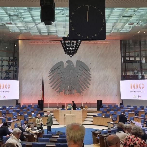 Buchsonntag 2025 - Plenarsaal des alten Bundestages in Bonn