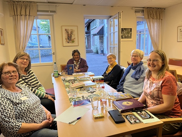 1. Treffen des Literaturkreis Zornheim, Personen sitzen um einen Tisch mit Büchern