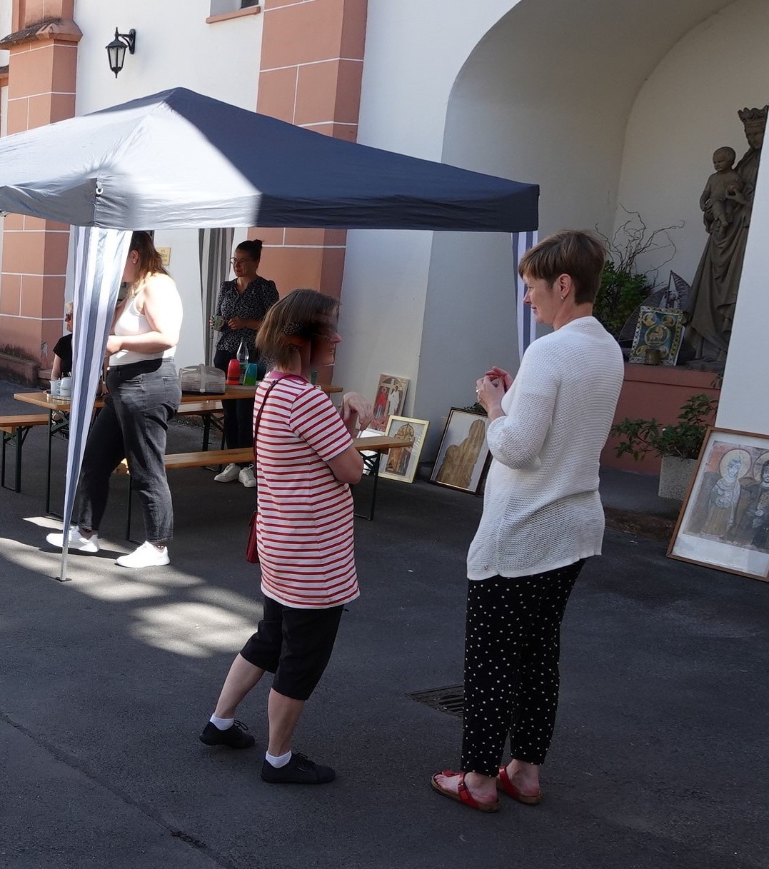 Gespräch beim Hofflohmarkt
