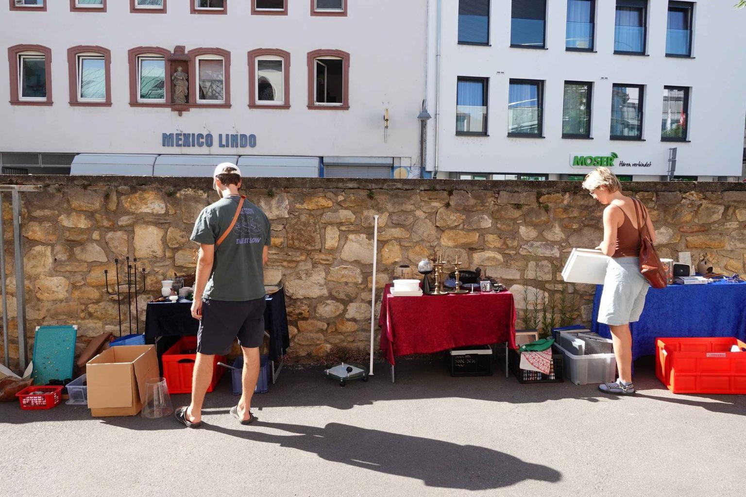 Kunden beim Hofflohmarkt