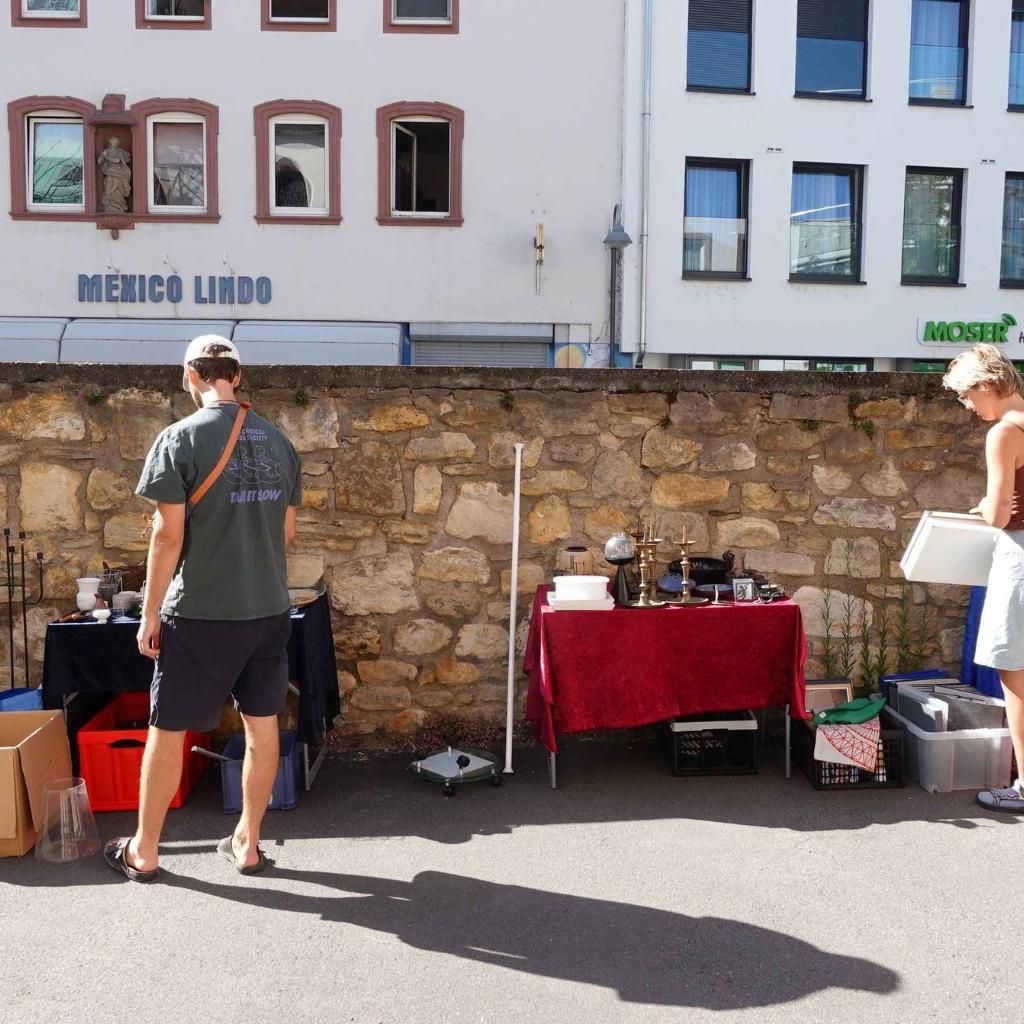 Kunden beim Hofflohmarkt