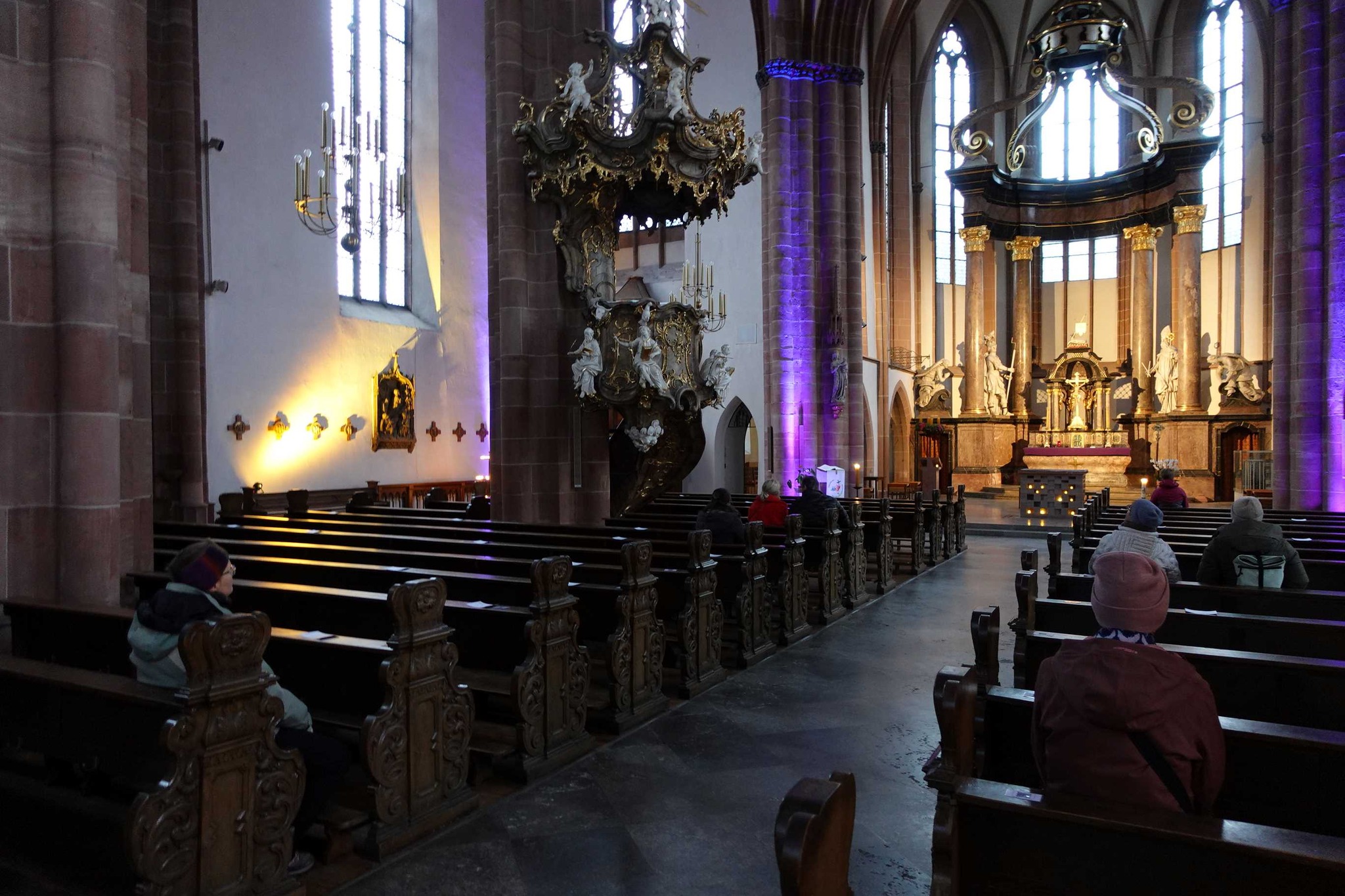 kirchenraum-besucher