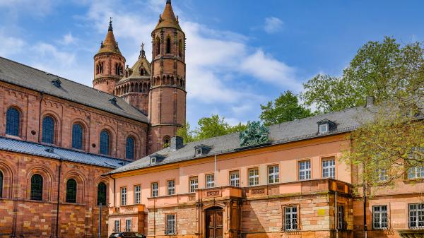 Dom Worms, Vorplatz