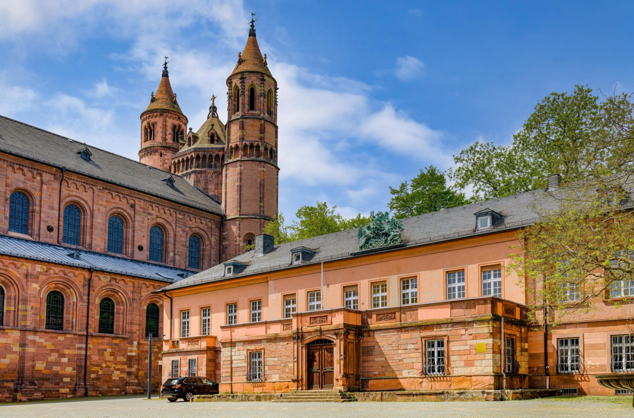 Dom Worms, Vorplatz