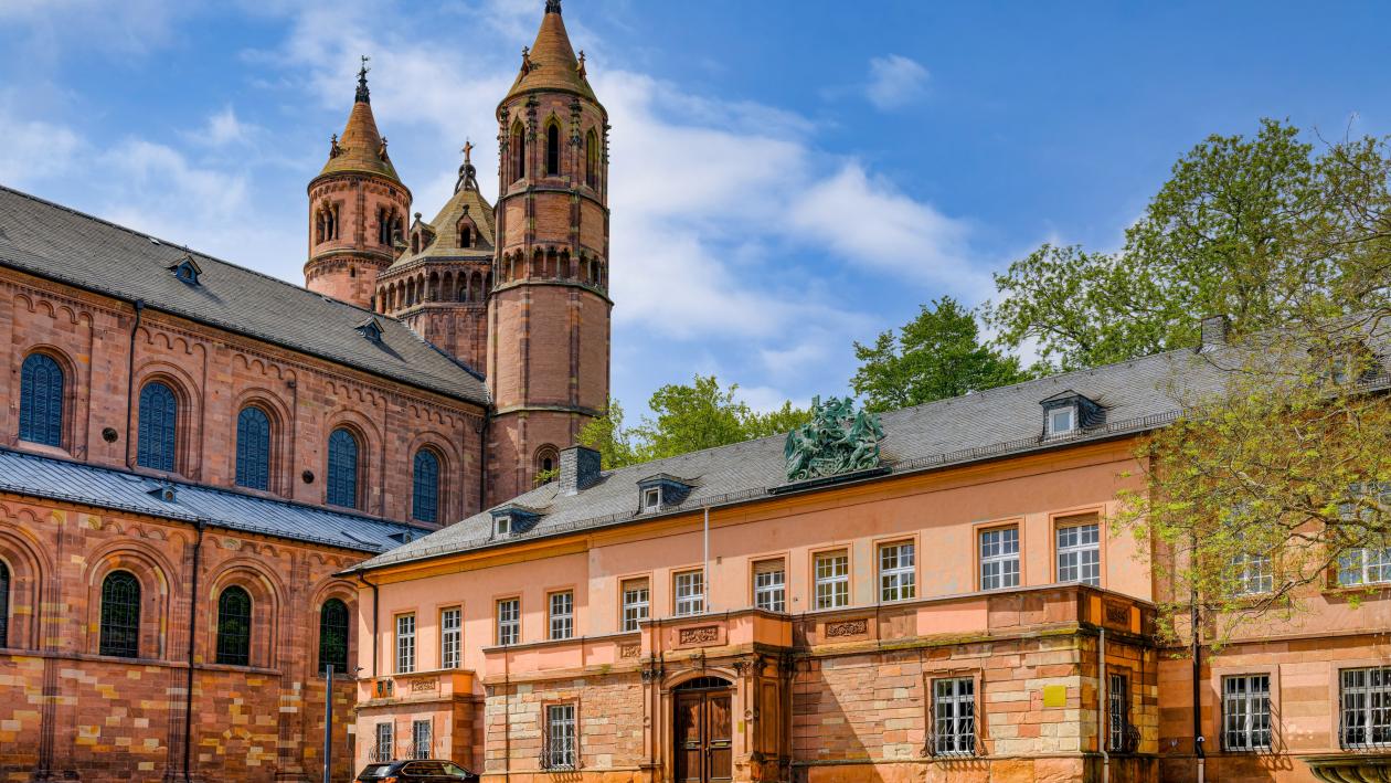 Dom Worms, Vorplatz