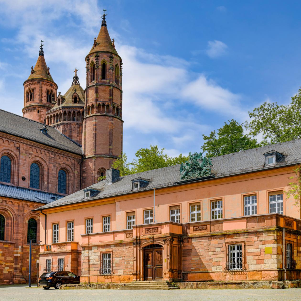 Dom Worms, Vorplatz