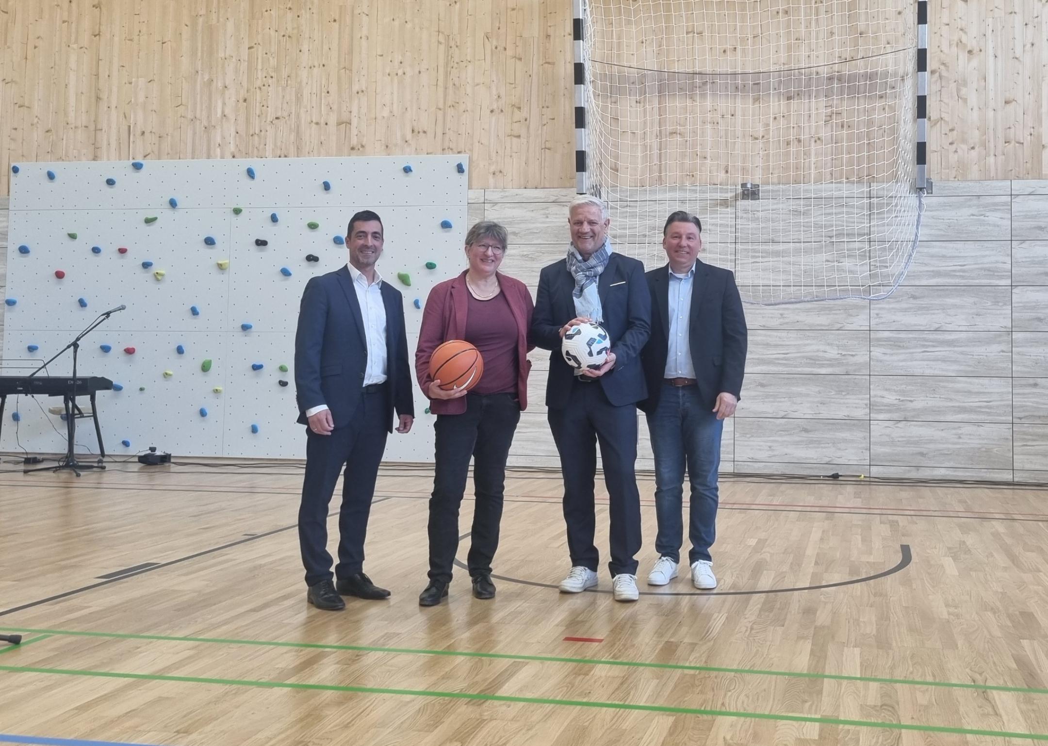 Bürgermeister Pullmann und Orstvorsteher Rigatelli übergeben Fuß- und Basketball als Symbol für den Zuschuss der Gemeinde von 100.000€