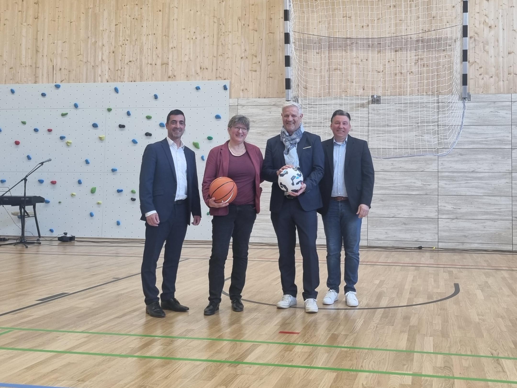 Bürgermeister Pullmann und Orstvorsteher Rigatelli übergeben Fuß- und Basketball als Symbol für den Zuschuss der Gemeinde von 100.000€