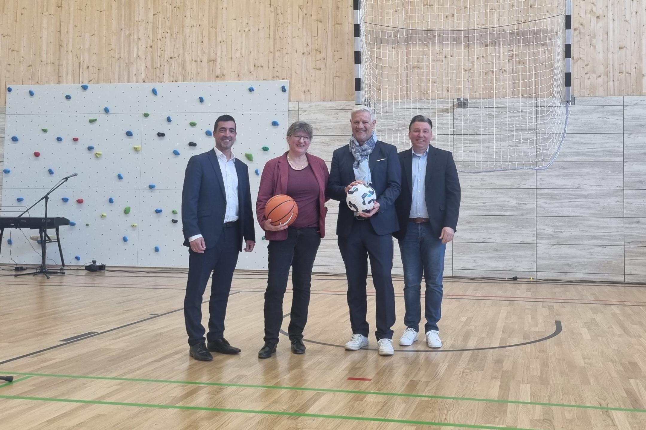 Bürgermeister Pullmann und Orstvorsteher Rigatelli übergeben Fuß- und Basketball als Symbol für den Zuschuss der Gemeinde von 100.000€
