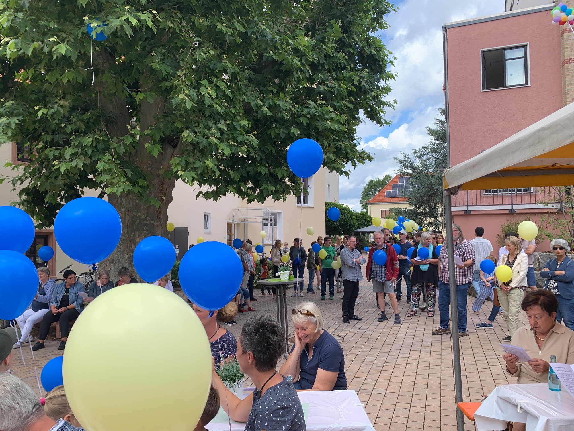 Luftballons fürs Friedensgebet