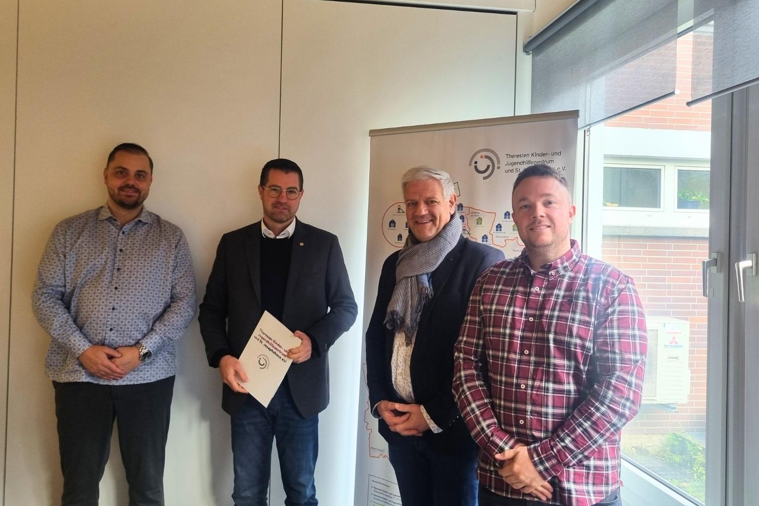 Sebastian Jäger, Björn Simon, Thomas Domnick, Daniel Gänge beim Besuch im Theresienzentrum