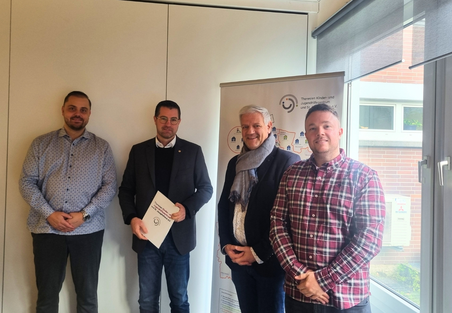 Sebastian Jäger, Björn Simon, Thomas Domnick, Daniel Gänge beim Besuch im Theresienzentrum