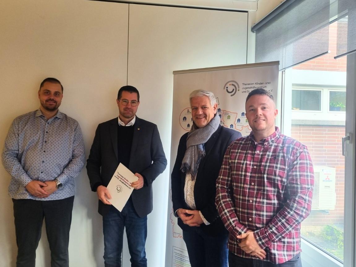 Sebastian Jäger, Björn Simon, Thomas Domnick, Daniel Gänge beim Besuch im Theresienzentrum