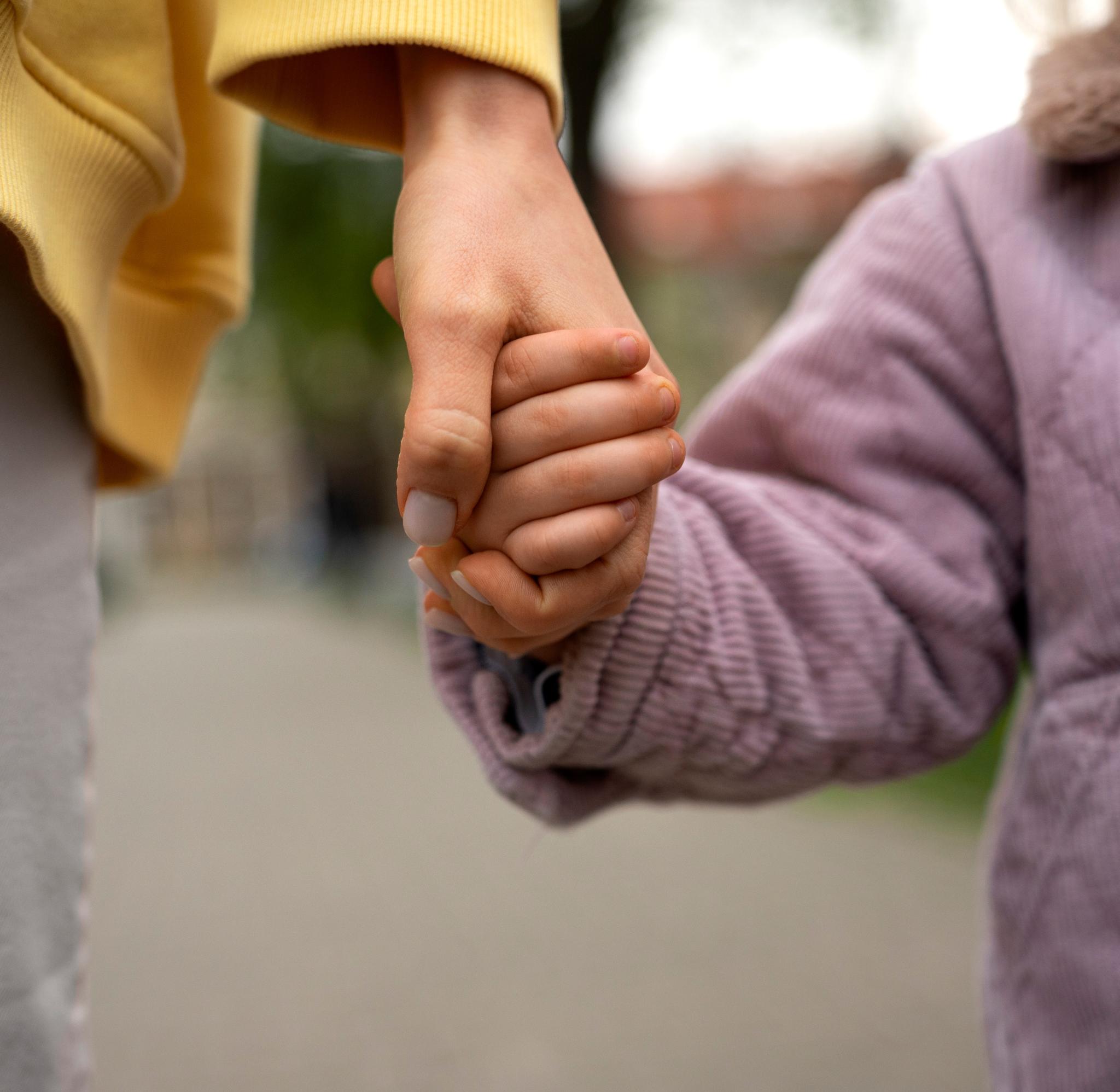 hande-halten-sich-gegenseitig-zur-unterstutzung