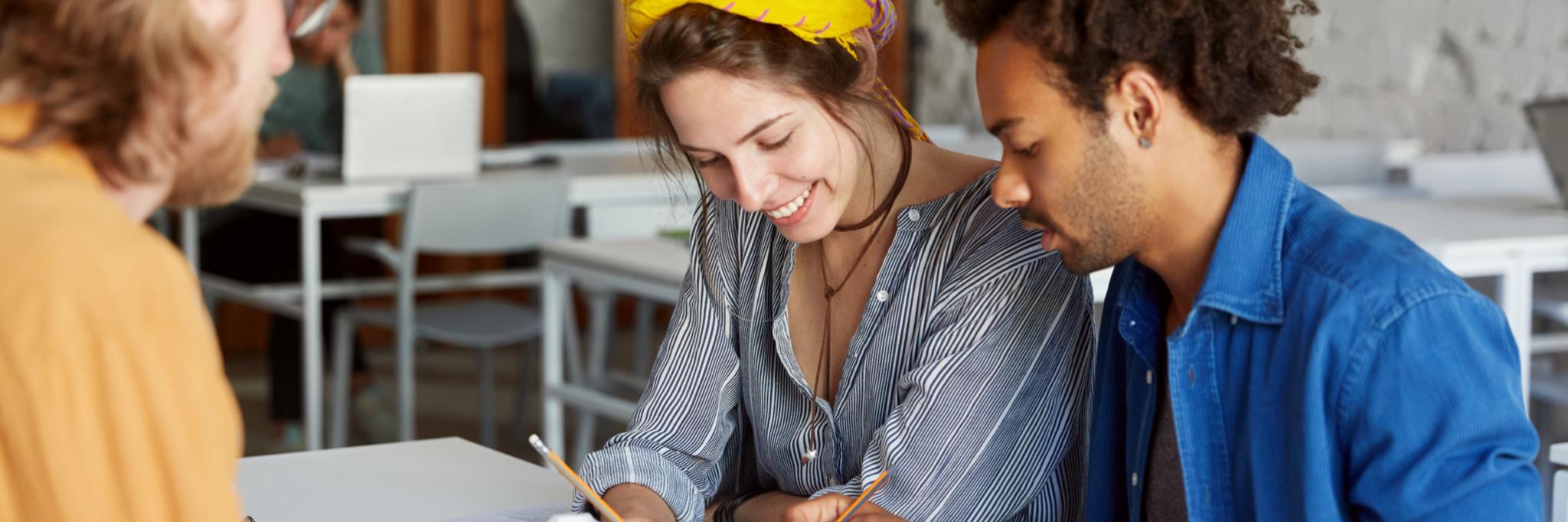 kollegen-arbeiten-zusammen-waehrend-sie-im-cafe-sit