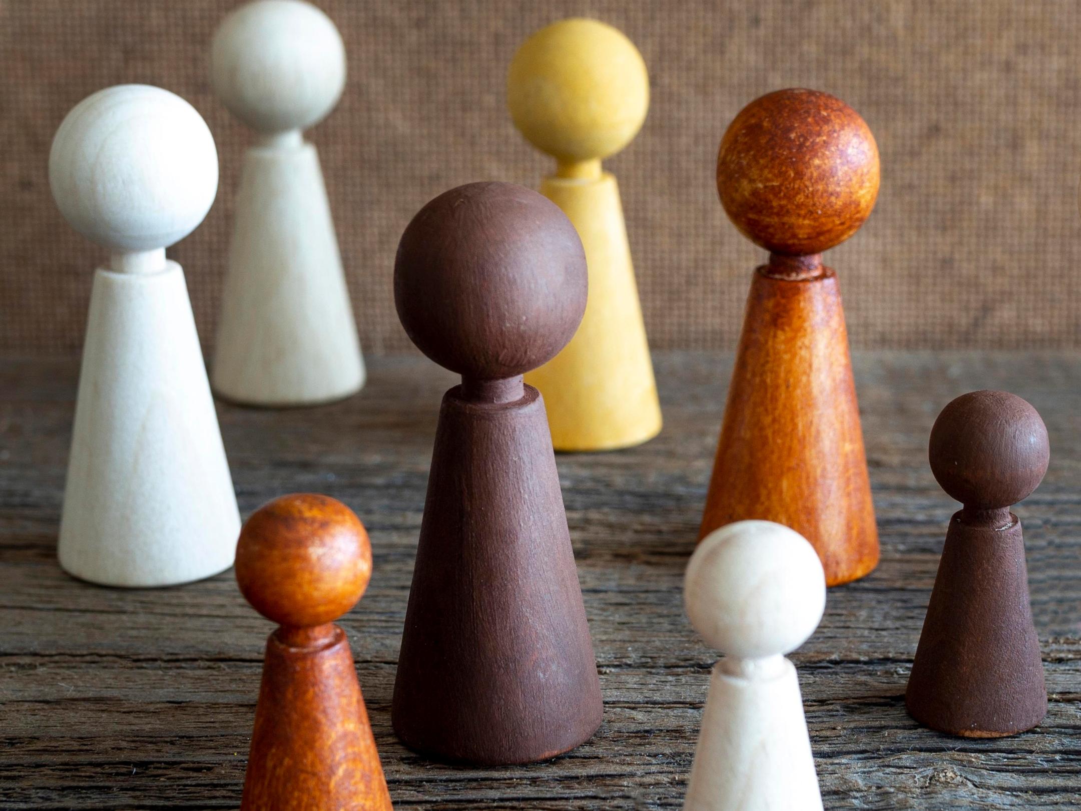 schachfiguren-aus-holz-auf-dem-tisch
