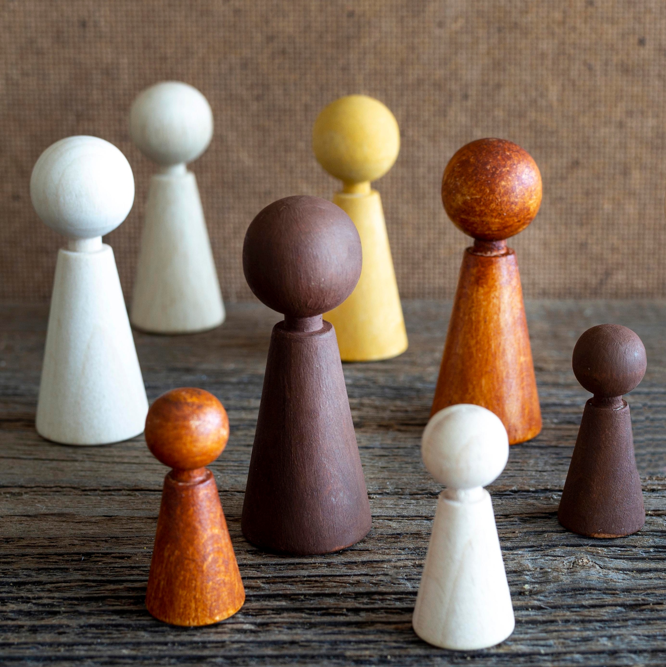 schachfiguren-aus-holz-auf-dem-tisch