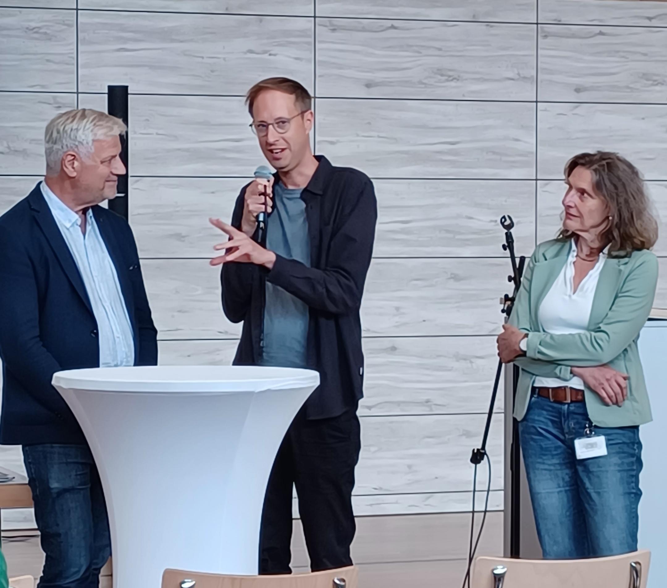 Vorstand Thomas Domnick, Regisseur Daniel Abma, Fachbereichsleitung Soziale Diensta Jugendamt Darmstadt-Dieburg Anne-Marie Eitel (von links nach rechts)
