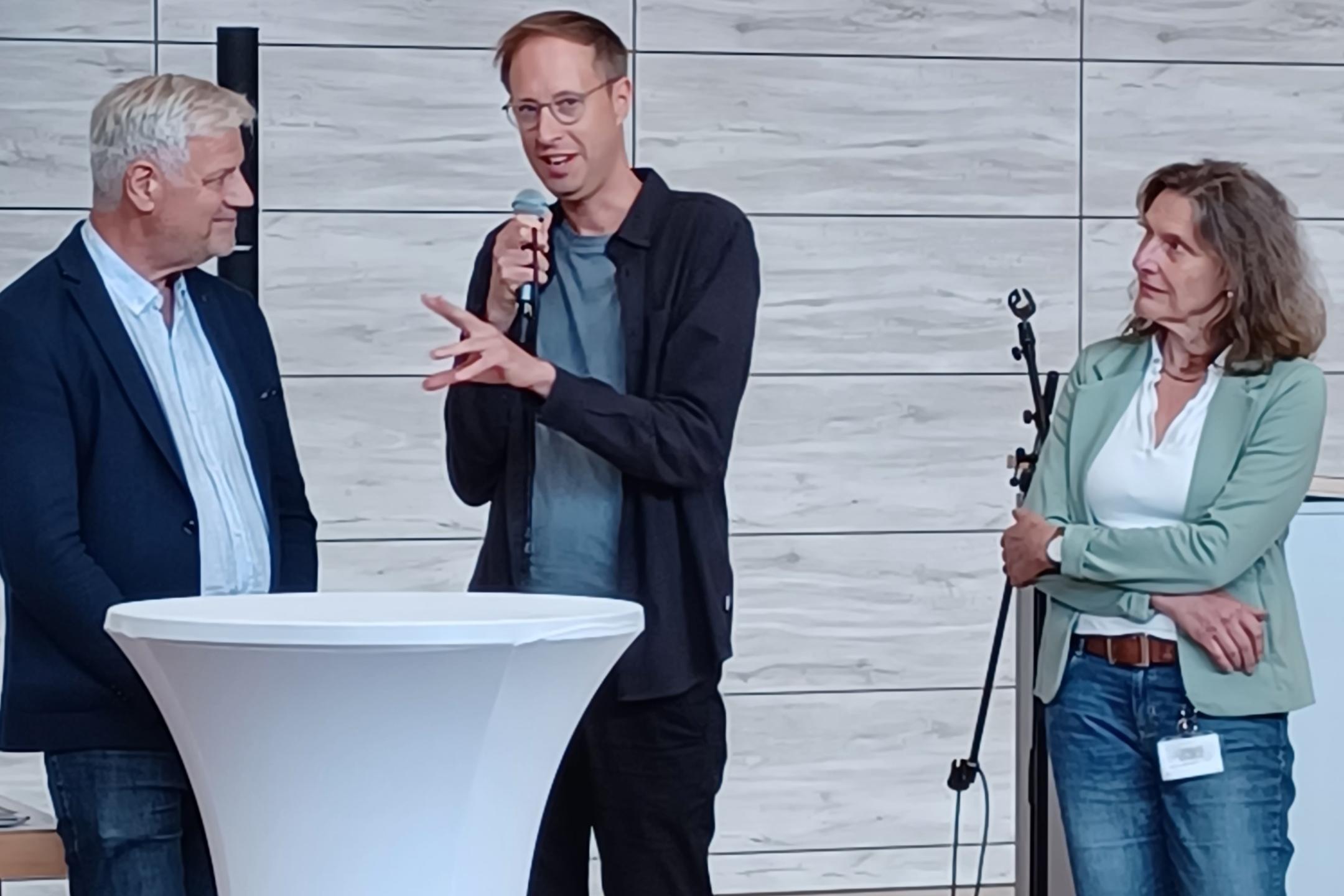 Vorstand Thomas Domnick, Regisseur Daniel Abma, Fachbereichsleitung Soziale Diensta Jugendamt Darmstadt-Dieburg Anne-Marie Eitel (von links nach rechts)