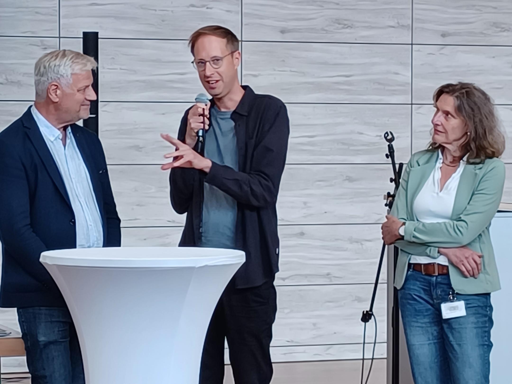 Vorstand Thomas Domnick, Regisseur Daniel Abma, Fachbereichsleitung Soziale Diensta Jugendamt Darmstadt-Dieburg Anne-Marie Eitel (von links nach rechts)