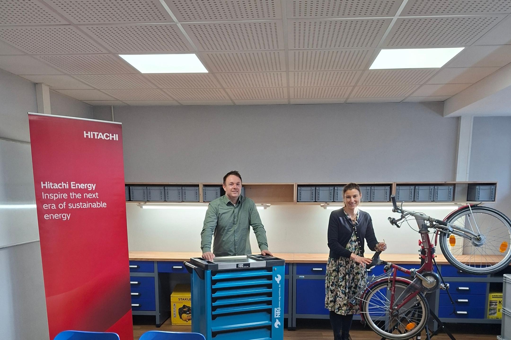 Einrichtungsleiter Daniel Gänge und Schulleiterin Katrin Klein in der Fahrradwerkstadt auf der Rosenhöhe