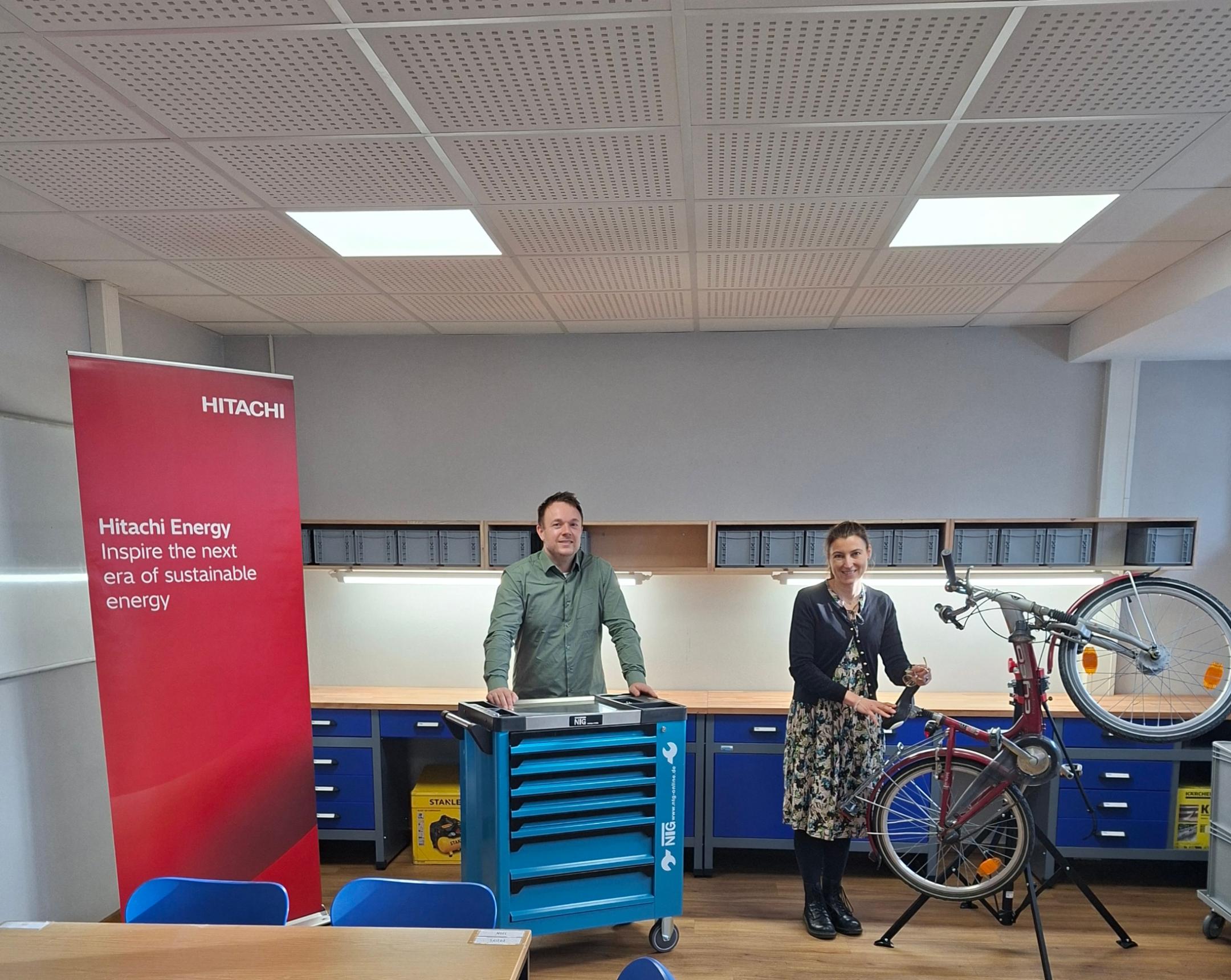 Einrichtungsleiter Daniel Gänge und Schulleiterin Katrin Klein in der Fahrradwerkstadt auf der Rosenhöhe