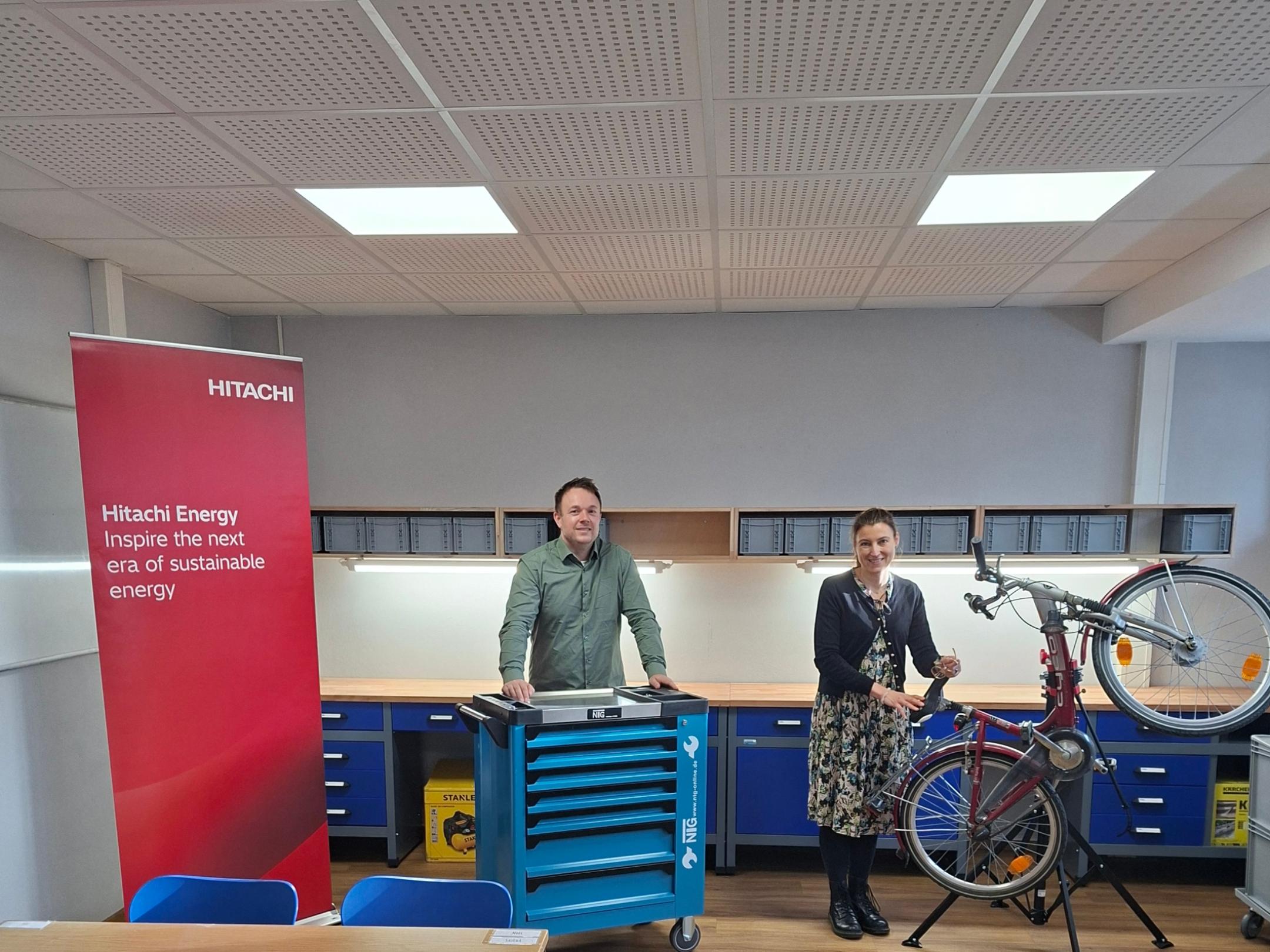Einrichtungsleiter Daniel Gänge und Schulleiterin Katrin Klein in der Fahrradwerkstadt auf der Rosenhöhe