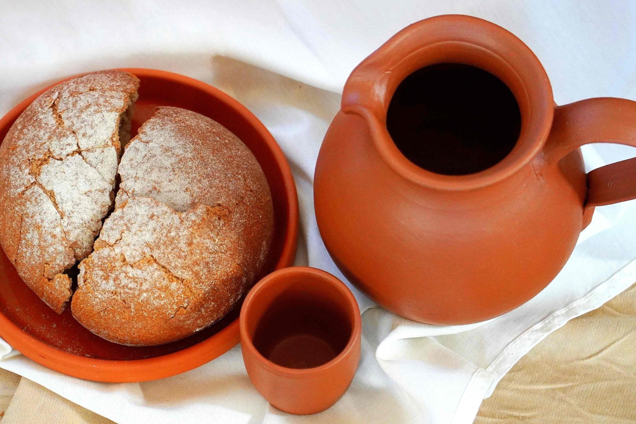 Tonkrug, Schale mit Brot und Becher